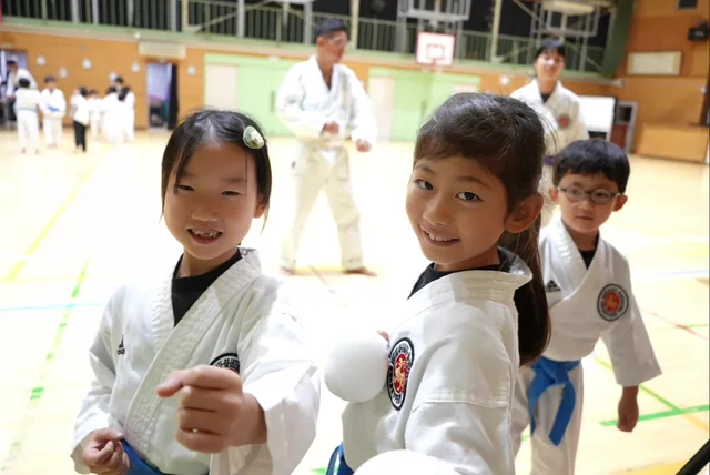 稽古の合間に笑顔を見せる子どもたち